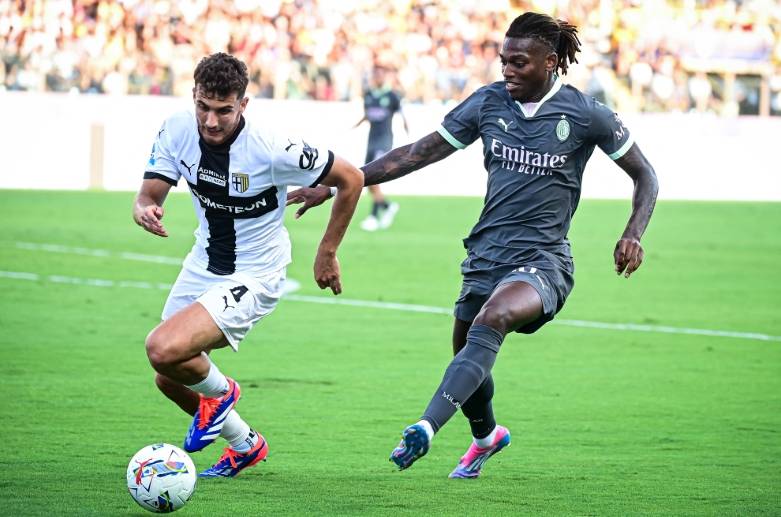 米乐体育官网-包含精彩绝伦的一场足球比赛引爆赛场激情，场上英雄辈出的词条